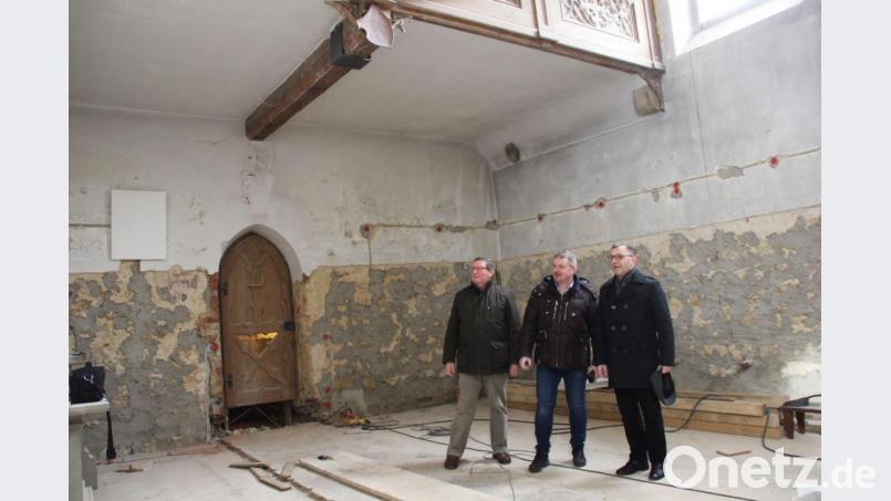Kirchenpfleger Hans Paulus, Architekt Heinrich Schwirzer und Dekan Markus Brunner bei einem ihrer unzähligen Baustellentreffen in der Friedhofskirche. Bild: ads