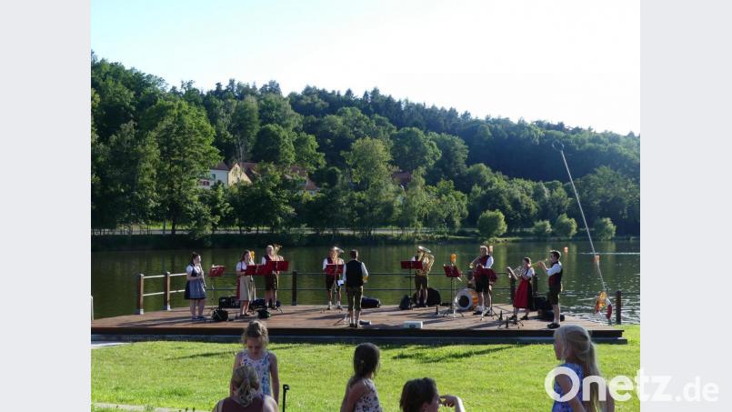 Vor einer traumhaften Kulisse gab die Stadtkapelle in Probekonzert Bild: rn