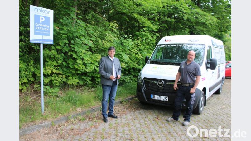 Carsharing in Grafenwöhr: Bürgermeister Edgar Knobloch und Bauhof-Mitarbeiter Alex Waschkewitsch freuen sich, am 9. Juli das entsprechende Programm vorzustellen. Bild: sne