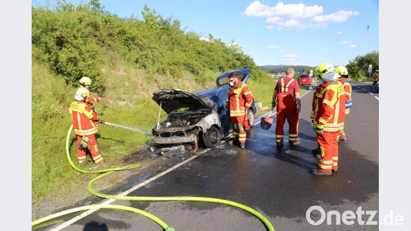 Am Breitem Weg in Neustadt brennt ein Auto komplett aus. Die Feuerwehr löscht das Wrack. Bild: rw