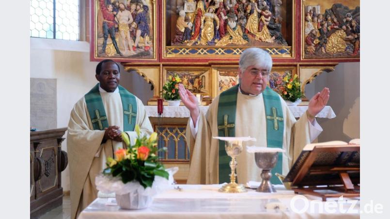 Bei einem Festgottesdienst verabschiedete Dekan Thomas Jeschner (rechts) Pfarrvikar Dr. Victor Jamahh Usman. Auch viele Gläubige waren gekommen. Bild: do
