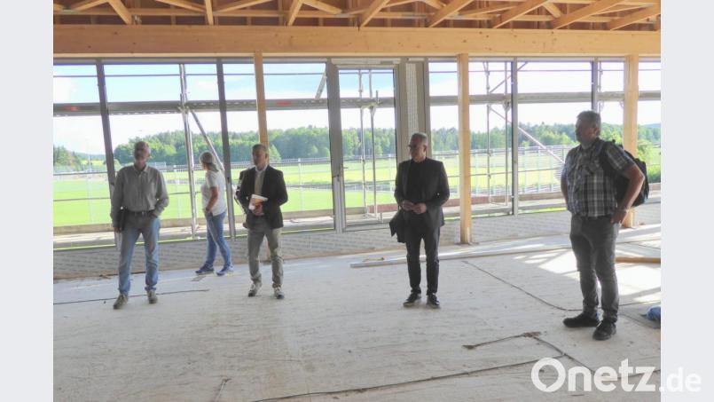 Architekt Stefan Kunnert (Zweiter von rechts) informiert den Gemeinderat über den Baufortschritt im künftigen Gastzimmer des neuen Pirker Sportparks. Bild: fsb