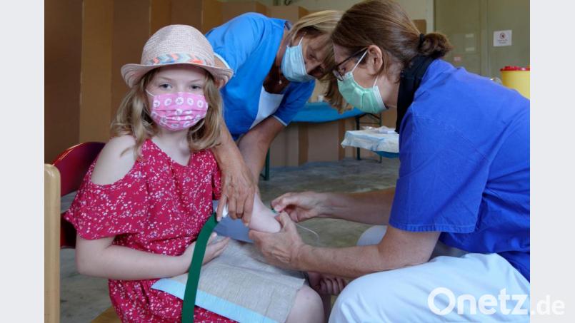 Am Freitag ging die Antikörperstudie an Kindern in Tirschenreuth in die letzte Runde. Über 300 Kinder waren insgesamt angemeldet. Dr. Andrea Schweiger-Kabesch von der St. Hedwig-Klinik Barmherzige Brüder Regensburg entnahm der kleinen Hannah Blut. Bild: tr