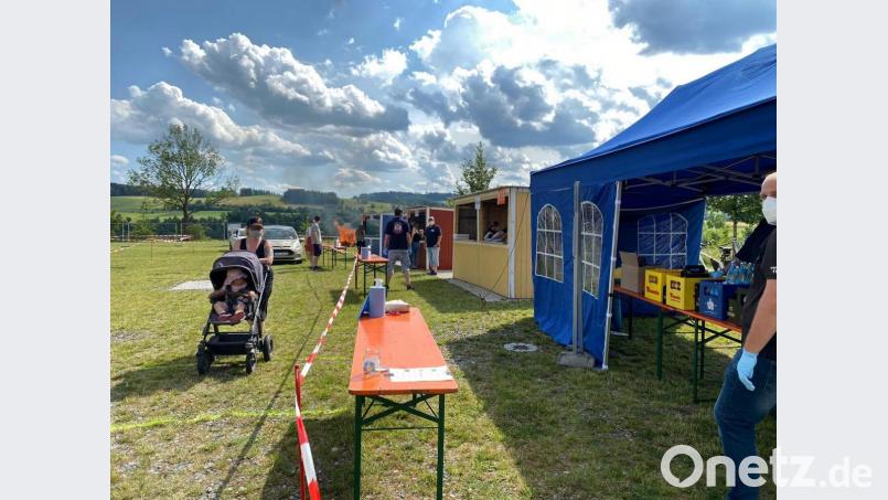 Auch beim Johannisfeuer zeigt die Krummennaaber Feuerwehr viel Einfallsreichtum. Die Aktiven nutzten die Tradition, um einen „Drive-in-Schalter“ im Bürgerpark zu eröffnen. Bild: vsr