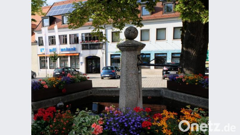 Dem Ortsbild am Luitpoldplatz drückt die in der Region einzige selbstständige Bank, die Raiffeisenbank Floß, ihren Stempel auf. Bild: le