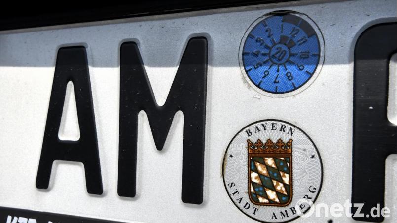 Rechts zwei der Gründe, warum das Online-Verfahren auf der Kfz-Zulassungsstelle länger dauert als die Variante mit dem persönlichen Erscheinen: das TÜV-Prüfsiegel und die Plakette, die das Bundesland sowie die zuständige Gebietskörperschaft angibt. Sie werden im Nachgang per Post zugeschickt. Bild: Petra Hartl