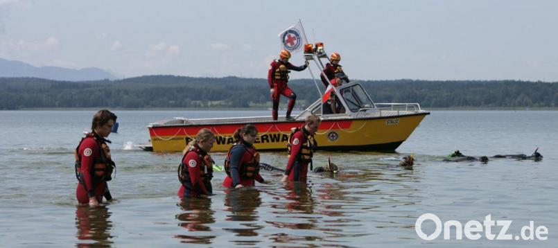 An der Suche, beteiligten sich weit über 100 Einsatzkräfte von Polizei, Wasserrettung, Rettungsdienst und der Feuerwehr. Symbolbild: Andreas Gebert