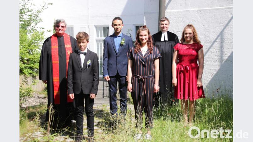 Mit Stadtpfarrer Roland Kurz (rechts) und Diakonin Irene Elsner (links) haben sich diese Mädchen und Jungen auf ihre Konfirmation vorbereitet, die sie jetzt im kleinen Rahmen feierten. Bild: cog