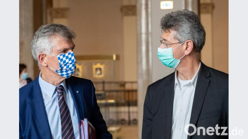 Walter Taubeneder (l), Abgeordneter der CSU, und Michael Piazolo (r, Freie Wähler), Kultusminister. Bild: Peter Kneffel/dpa