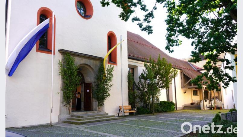 Kirchweih in Waldthurn - vor 37 Jahren wurde die Pfarrkirche St. Sebastian geweiht. Obwohl kein großer Kirchenzug stattfand, war der Kirchplatz samt Kirche festlich geschmückt Bild: fvo