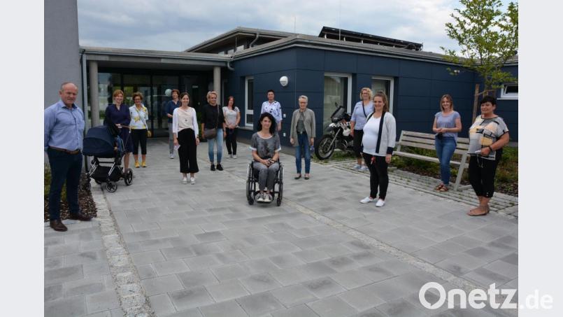 Die fleißigen Mitterteicherinnen waren in die Stiftlandwerkstätten St. Elisabeth gekommen, wo sie als kleines Dankeschön für die Übergabe von 500 Community-Masken zu einer gemütlichen Kaffeerunde eingeladen waren. Technischer Leiter Josef Waidhas (links) dankte den Näherinnen um Doris Scharnagl-Lindinger (sitzend) für die Spende. Bild: jr