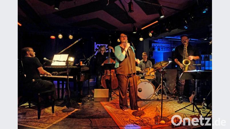 Nach 15 Wochen Zwangspause endlich wieder gemeinsam auf der Bühne im Bistrot Paris: Steffi Denk &amp; Flexible Friends: Norbert Ziegler (Piano, Trompete), Markus Fritsch (Bass), Michael &quot;Scotty&quot; Gottwald (Schlagzeug) und Martin &quot;Möpl&quot; Jungmayer (Saxofon). Bild: lr