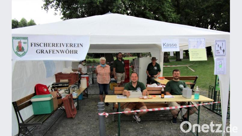 Zugegeben, beim Sautrogrennen in Grafenwöhr sind die Bilder nicht so statisch. Aber das konnte am Samstag nun einmal nicht stattfinden. Dafür schätzten die Besucher den Forellenverkauf des Fischereivereins umso mehr. Bild: rgr