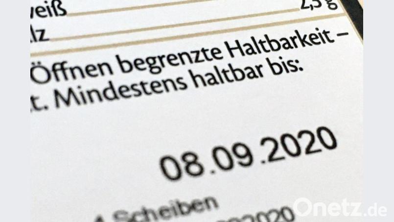 Viele Verbraucher werfen „abgelaufene“ Produkte weg, obwohl sie noch länger genießbar sind. Bild: Kathrin Deckart/dpa