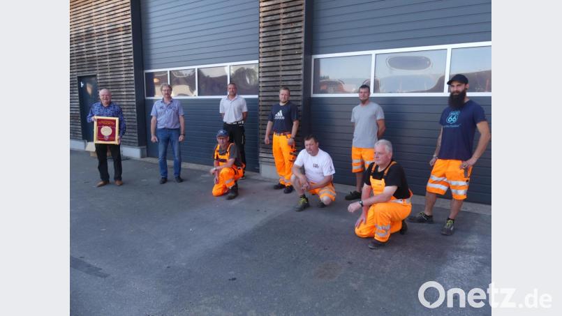 Dank und Hochachtung bekunden die Bauhofkameraden ihrem langjährigen Bürgermeister Peter Lehr wegen der Coronapandemie erst jetzt mit Verzögerung. Bild: rn