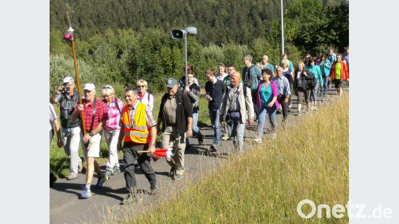 Wie vergangenes Jahr ziehen die Pilger wieder mit einem Pilgerrucksack und dem diesjährigen Leitwort „Unter Deinen Schutz und Schirm“ zum 44. Male auf den Fahrenberg. Die Fußwallfahrt startet am Sonntag, 5. Juli, um 5 Uhr ab der Stadtpfarrkirche. Die Rast ist wieder auf der Altglashütte. Archivbild: Klaus Müller