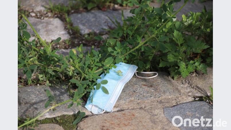 Mitunter tragen jetzt auch schon Pflastersteine eine Maske. Bild: cog