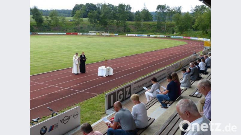 Der Gottesdienst fand unter freiem Himmel im Sportzentrum am Kreinzl statt. Bild: exb/Holger Popp