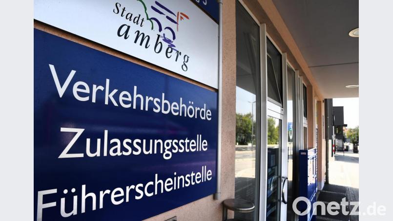 Die Amberger Zulassungsstelle am Pfalzgrafenring muss ab 1. Oktober für viele Vorgänge rund ums Fahrzeug nicht mehr persönlich aufgesucht werden. Bild: Petra Hartl