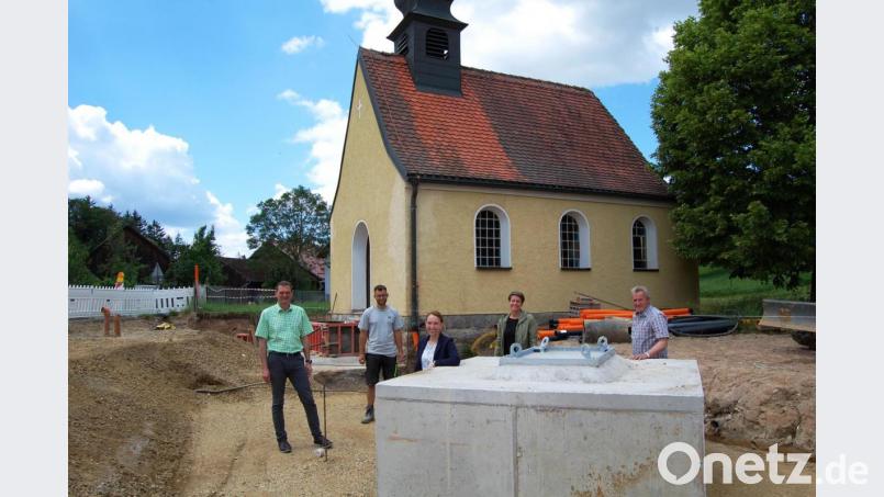 Die Neugestaltung des Kapellenplatzes in Meerbodenreuth liegt voll im Zeitplan. Bürgermeister Ernst Schicketanz (links), Architektin Stephanie Reichl-Trinkner (Zweite von rechts) und Elke Pscherer vom Gemeindebauamt (Mitte) machten sich am Donnerstag ein Bild über die Baumaßnahmen. Mit auf dem Bild Straßenbaumeister Sebastian Schwab (Zweiter von links) und Arbeitskreis-Sprecher Hans Reichl (rechts). Bild: sm