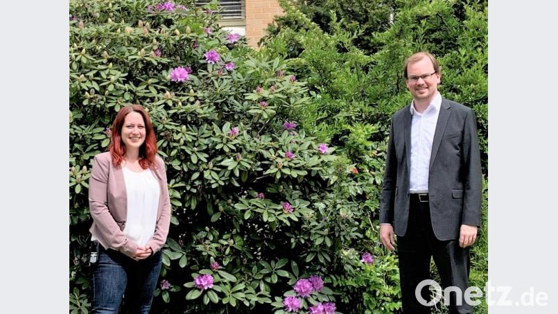 Katrin Eger (links) ist neue Pflegedienstleiterin in der Klinik Lindenlohe. Geschäftsführer Marius Aach stellte sie vor. Bild: exb/Krebs