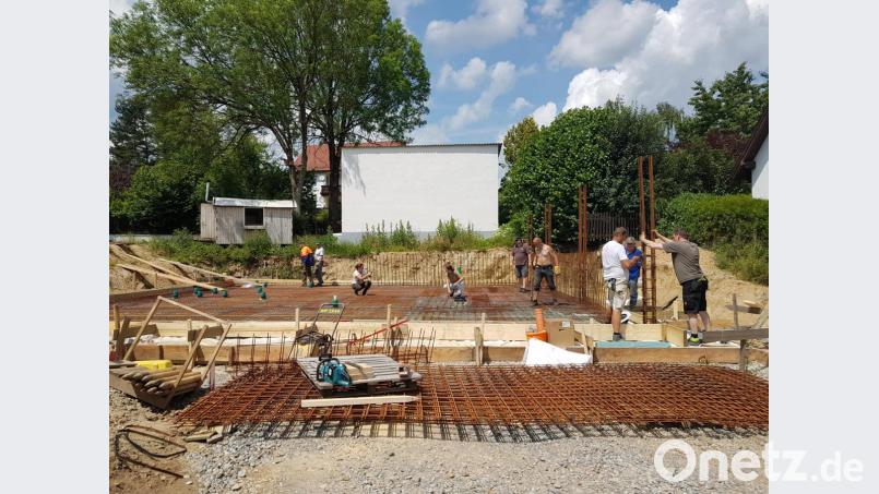 Am ersten Arbeitsdienst am Samstag nahmen 15 Feuerwehrleute teil. Kommandant Peter Hartinger freute sich darüber sehr. Bild: gi