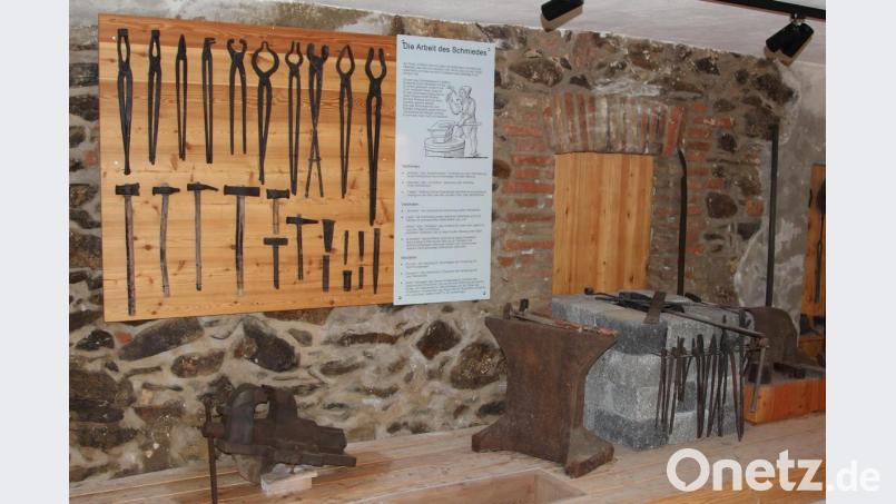 Eine Ausstellung bei der Hammerschänke in Lukahammer bei Oberviechtach gibt Einblick in die Eisenverarbeitung im Mittelalter. Bild: akp