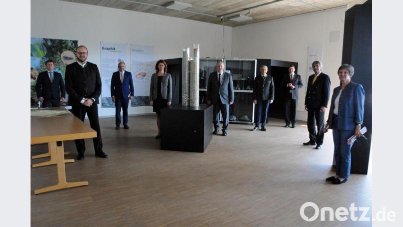Die Oberpfälzer Landräte tagten im Geozentrum an der KTB in Windischeschenbach. Dort wurden (von links) Johann Keller (Geschäftsführer Bayerischer Landkreistag), Andreas Meier (Landrat Neustadt/WN), Willibald Gailler (Landrat Neumarkt), Tanja Schweiger (Landrätin Regensburg), Richard Reisinger (Landrat Amberg-Sulzbach), Roland Grillmeier (Landrat Tirschenreuth), Thomas Ebeling (Landrat Schwandorf), Axel Bartelt (Regierungspräsident Oberpfalz) von der Vorsitzenden der Stiftung Geo-Zentrum, Christina von Seckendorff, begrüßt. Bild: Christine Hollederer