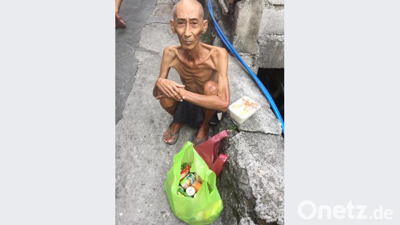 Viele arme Filipinos hungern schon länger in der Coronakrise, wie das Bild dieses ausgemergelten Mannes zeigt, der sich über die Hilfstüten aus Amberg freut. Bild: exb