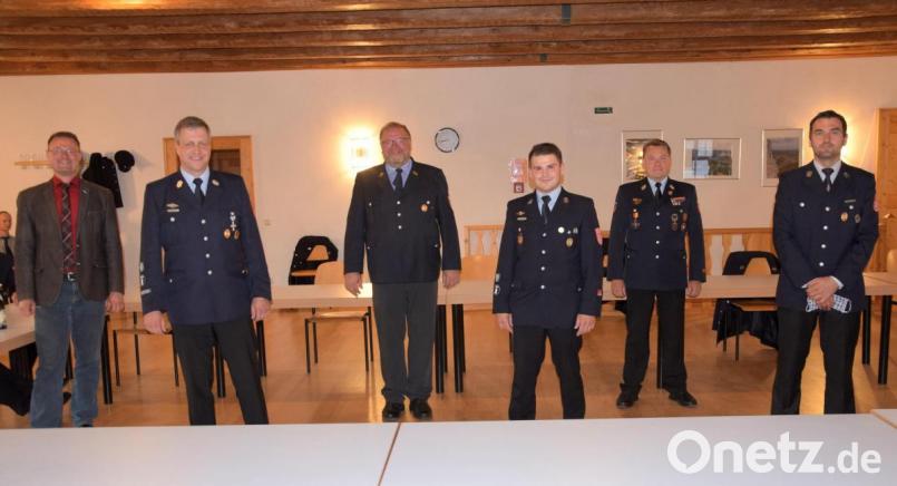 Andreas Lindner (Zweiter von links) bleibt Kommandant der Feuerwehr Allersburg-Berghausen. Es gratulierten (von links) Bürgermeister Florian Junkes, Andreas Lindner, Feuerwehr-Vorsitzender Manfred Braun, Zweiter Kommandant Josef Kugler, Kreisbrandmeister Alexander Graf und Dritter Kommandant Mathias Niebler. Bild: bö
