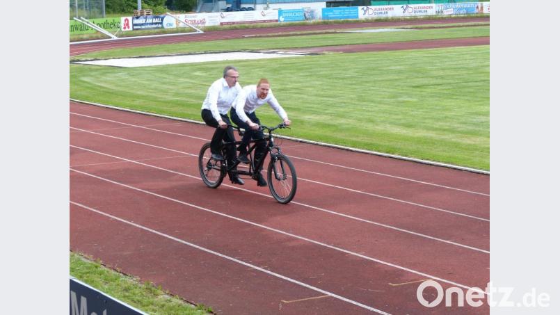 Die beiden Pfarrer Martin Besold und Christoph Zeh (von links) strampelten sich gemeinsam auf einem Tandem ab. Bild: exb/Holger Popp