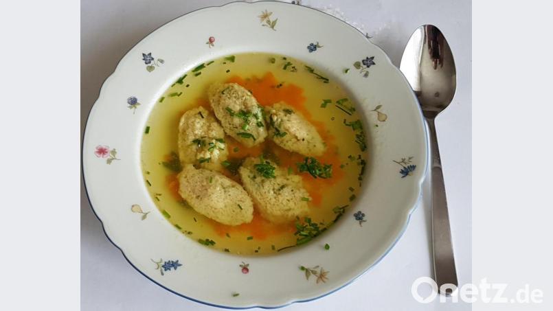 Genau so muss eine Grießnockerlsuppe sein, mit frischen Kräutern aus dem Garten und Gemüseeinlage. Bild: Gramolla
