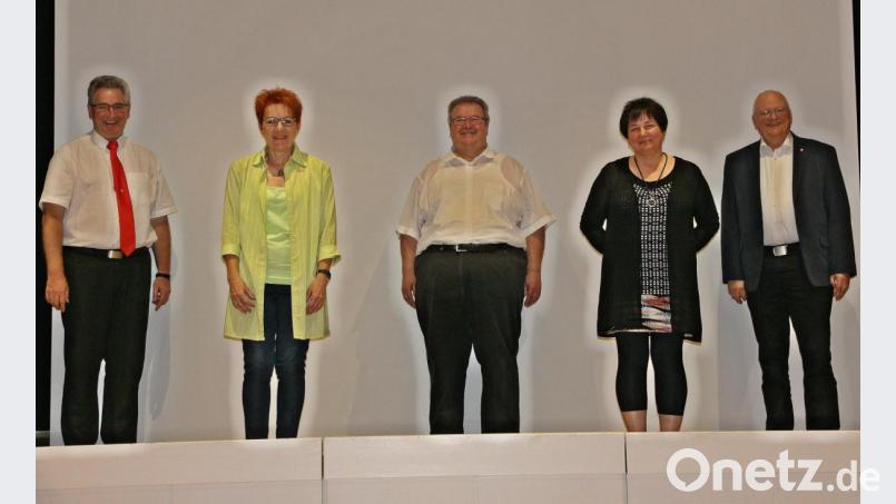 Die Vorstandschaft der Caritas Sozialstation Nabburg mit Vorsitzendem Pfarrer Hannes Lorenz (links), Pflegedienstleiterin Kerstin Neidl (Zweite von rechts) und Geschäftsführer Gerhard Eilers (rechts) sowie Annemarie Brunner (Zweite von links) und Simon Strehl (Bildmitte) ist stolz auf das Ergebnis des Jahresabschluss 2019. Dank der engagierten Arbeit ihres hochmotivierten Pflegeteams konnte die Station nach der anstrengenden Neubauphase &quot;schwarze Zahlen&quot; schreiben. Bild: bph
