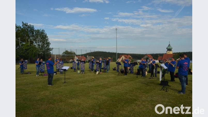 Im Ortsteil Roggenstein fand am Sonntagabend ein spontanes Konzert der Jugendkapelle unter Leitung von Josef Wolfrath auf dem frisch gemähten Fußballplatz statt. Bild: dob