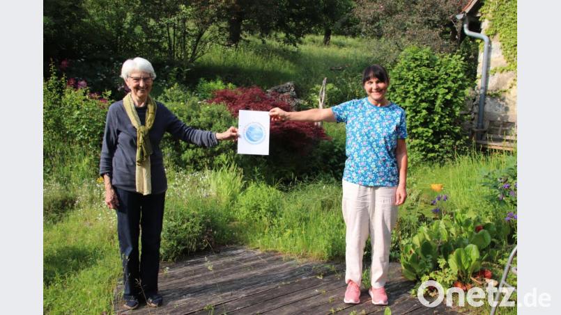 Irene Heiß-Eppig, Vorsitzende des Vereins Erd-Charta Nordbayern e.V. und Mitglied Christel Kasper (von links) präsentieren das Logo des Vereins. Bild: cog