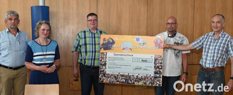 Die erste Spende in Höhe von 1600 Euro für die First Responder in der Gemeinde Poppenricht überreichen die FW-Gemeinderäte Bertram Gebhard (rechts) und Michael Reimelt (Zweiter von rechts) zusammen mit dem Notfallmediziner Dr. Michael Körber (Dritter von links) und Silke Kunz (Zweite von links) an Bürgermeister Roger Hoffmann. Bild: gf