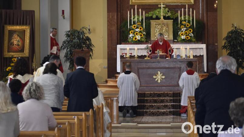 am Altar Monsignore Ellmann mit Pater Georg Gantröler (im Altarraum) Bild: sck