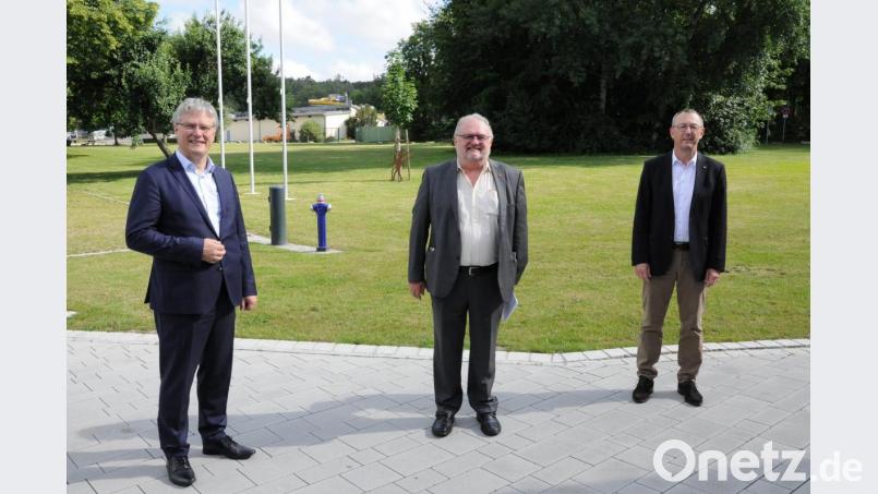 Helmut Fiedler (Mitte) wurde in den Ruhestand verabschiedet. Bild: Agentur für Arbeit/exb