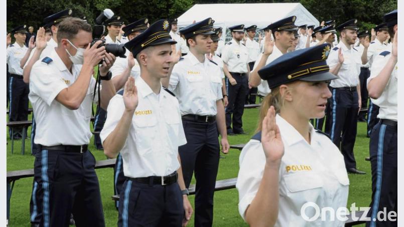 Auf dem Sportplatz der VII. Bepo-Abteilung leisteten 284 Polizeianwärterinnen und -anwärter den Eid auf Grundgesetz und Bayerische Verfassung. Bild: Stephan Huber