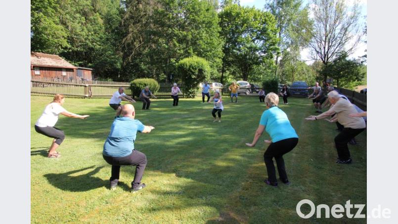 Übungsleiterin Eva Ristl (Mitte) freute sich über das große Interesse an der ersten Trainingsstunde der BVS-Herzsportgruppe seit mehreren Monaten. Bild: kro
