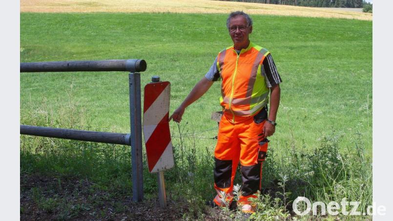 Bauhofleiter Richard Bitterer schätzt den Schaden an der Bake auf – jedoch unverbindlich - rund 300 Euro. Bild: wro