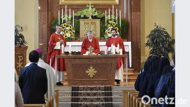 In Konzelebration stehen (von links) Pater Georg Gantröler, Monsignore Karl Ellmann und Pater Tomasz Rostek am Altar der Mutterhauskirche. Bild: sck