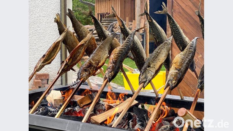 Über dem offenen Feuer schmorrten die Leckerbissen. Bild: nza