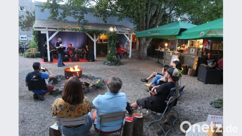 In gemütlicher Atmosphäre starte die "Live Stage" in die Biergarten-Saison. Bild: Kunz