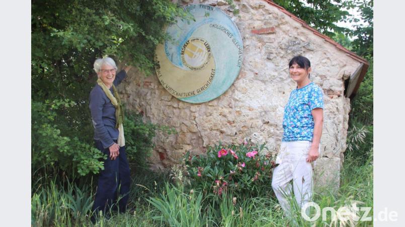 Eine Station des Erd-Charta-Wegs in Deinsdorf ist eine Scheibe, das Zusammengreifen des ökologischen Gleichgewichts mit sozialer und wirtschaftlicher Gerechtigkeit sowie Demokratie, Gewaltfreiheit und Frieden verdeutlicht. Bild: cog