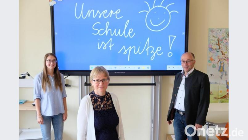 Medienpädagogin Johanna Römisch, Schulleiterin Gabriele Bodner und Schulverbandsvorsitzender Albert Nickl (von links) sind sich nach der Einrichtung hochmoderner digitaler Tafeln einig: die Grundschule am Rauhen Kulm in Speinshart ist spitze. Bild: do