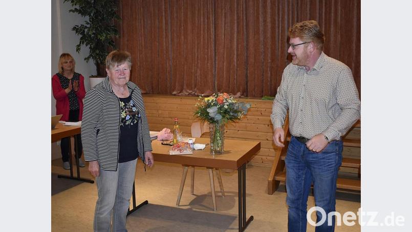 Für die Verabschiedung der Seniorenbeauftragten Gertraud Renner hat Bürgermeister Bernhard Köller Blumen und ein Geschenk vorbereitet. Bild: sck