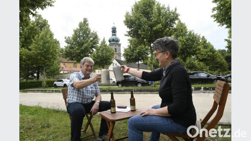 Ein Prosit aufs Amberger Bergfest. Weil das heuer wegen Corona ausfällt, trifft sich die Redaktion &quot;Auf eine Mass am Berg&quot;, um mit Menschen, die etwas damit zu tun haben, über die Festwoche zu plaudern. Hier machen Kirchenpfleger Franz Mertel und Redakteurin Heike Unger den Auftakt. Bild: Petra Hartl