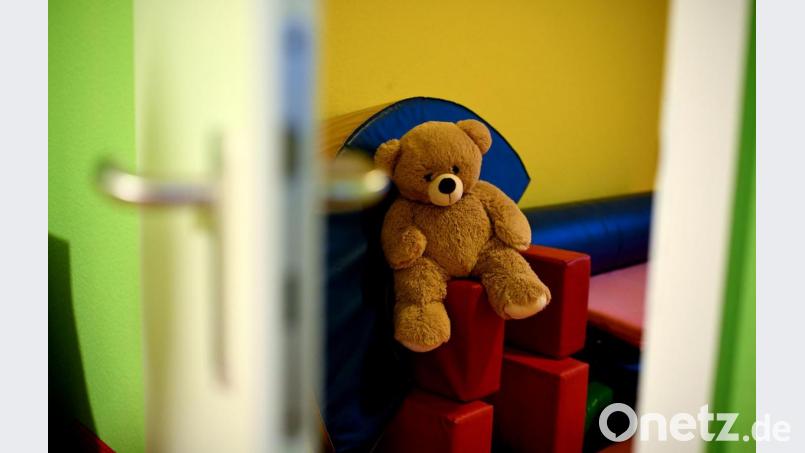 Ein Stoffteddy sitzt im Kinderbereich eines Frauenhauses. Das Frauenhaus des Diakonischen Werks Weiden ist nach der Lockerung der Ausgangsbeschränkungen voll belegt. Bild: Britta Pedersen/dpa