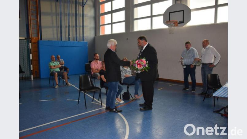 Am Vorabend seines letzten Arbeitstags verabschiedet Bürgermeister Josef Beimler Kämmerer Josef Götz (links). &quot;Wir würden uns freuen, wenn du uns auch so mal wieder im Rathaus besuchen kommst&quot;, sagt Beimler. Bild: fla